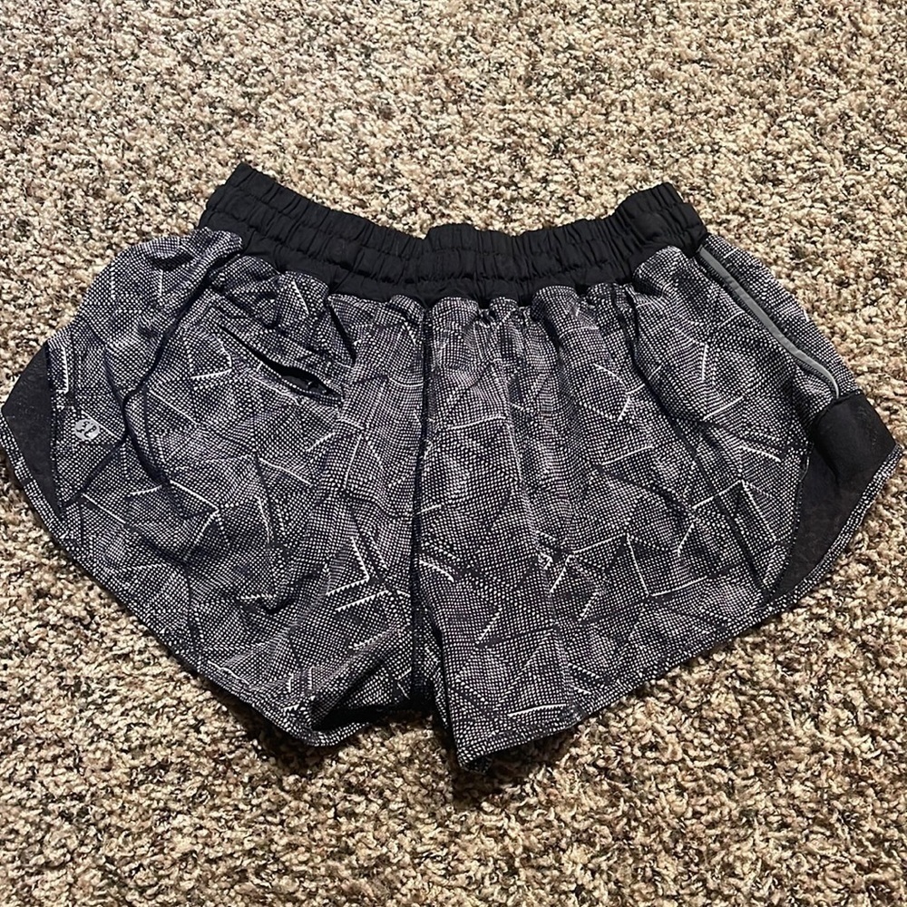 Lululemon Hotty Hot Short (2.5" )
Formation Alpine White Black / Black - Picture 4 of 8